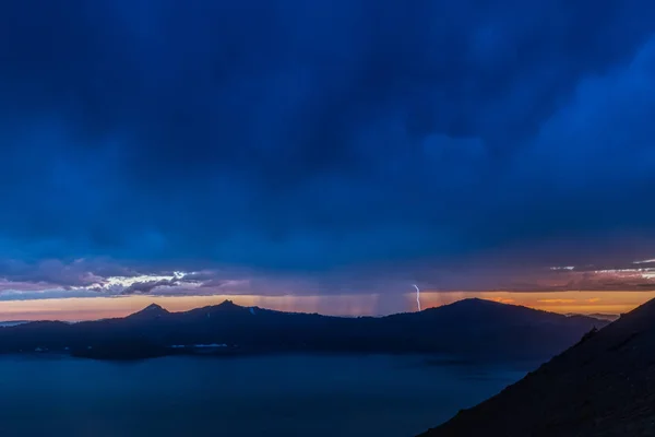 在火山口湖的黄昏的闪电风暴 — 图库照片