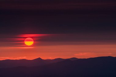 Güneş makbuzları ile incecik bulutlar