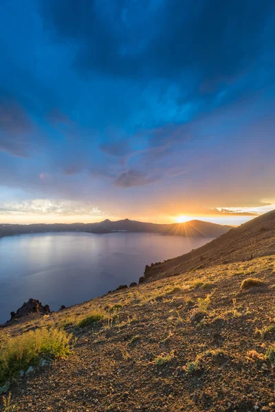 Estallidos de sol en el borde del lago del cráter —  Fotos de Stock