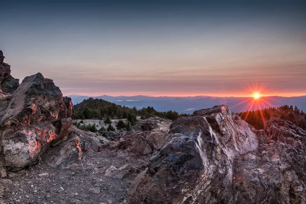日落照亮琳山顶上的岩石 — 图库照片