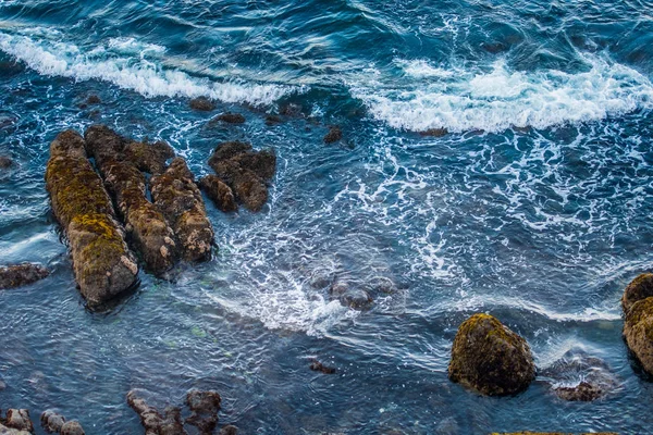 Golven Crash in de blauwe wateren van de Stille Oceaan — Stockfoto