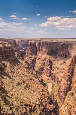 Colorado Nehri grand kanyonun dibinde