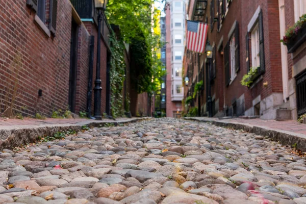 Дивлячись вниз Acorn вулиці Бостон — стокове фото