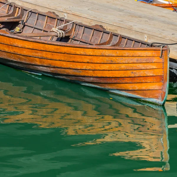 Vieux bateau en bois et eau verte — Photo