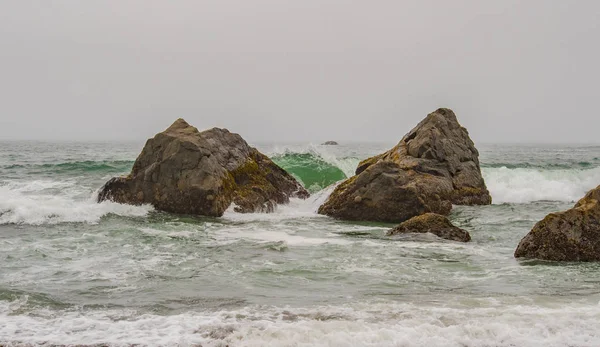 Hullámok összeomlik ellen, sziklákon, a Csendes-óceán — Stock Fotó