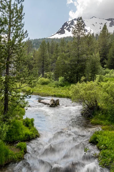 Água corre por baixo do pico de Lassen — Fotografia de Stock