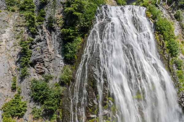 Sziklák és Narada Falls — Stock Fotó