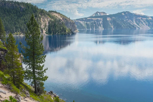 Sjön nivå utsikt över kratern sjön — Stockfoto