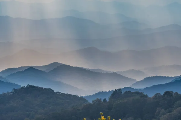 Warstwy z Blue Ridge Mountains poprzez popołudniowe światło — Zdjęcie stockowe