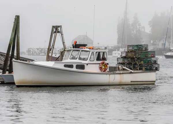 Trampas de langosta apiladas en la parte posterior del barco de pesca —  Fotos de Stock