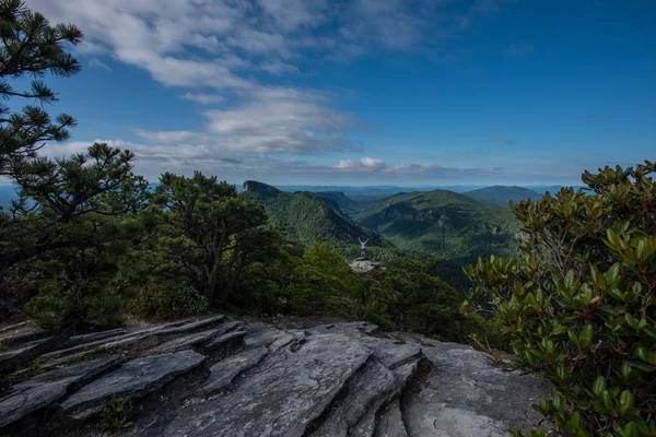 Vista de ángulo bajo de Posign de poder de roca y mujer — Foto de Stock