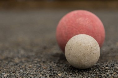 Kırmızı top yakın kopya alanı ile beyaz Bocce topu yaptı