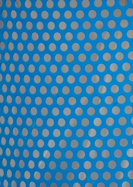 Fori perforati uniformi nel bidone di metallo blu — Foto Stock