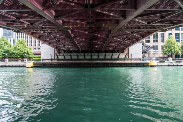 Под мостом в Чикаго — стоковое фото