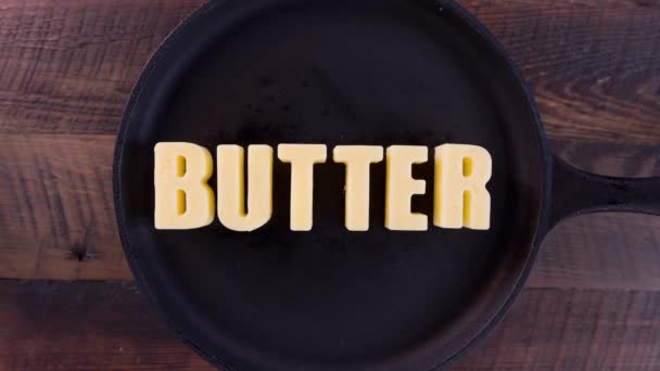 Butter Words Mantequilla Sobre Fondo Sartén Hierro Fundido — Vídeos de Stock