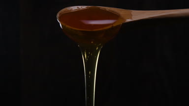 Tahta kaşık bal taşıyor