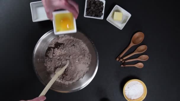 Blanda Choklad Cookies Med Träsked Från Ovan — Stockvideo