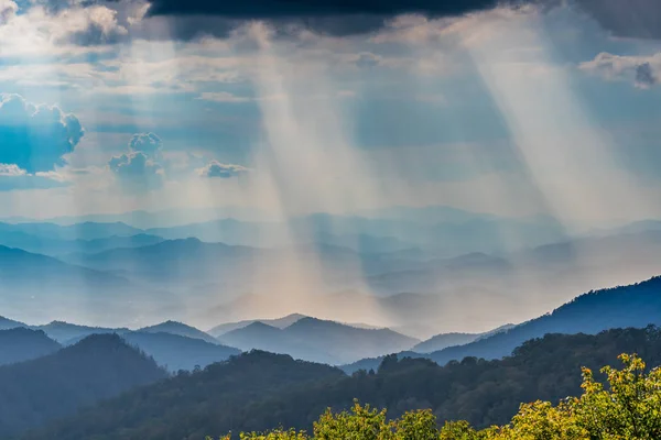 Nubes sobre el sol Rayos que brillan en las montañas Blue Ridge — Foto de Stock