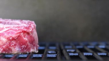 Biftek ızgara slayt hareket ele ile ham