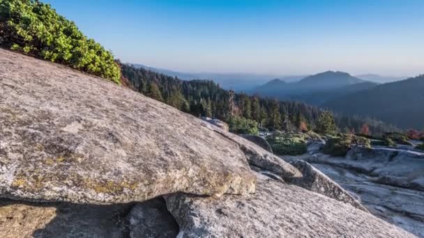 Sequoia Escarabajo Rock Sunset Decoloración Sobre Las Montañas — Vídeos de Stock