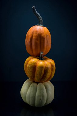 Üç Hatıra kabak koyu arka plan üzerinde yığılmış