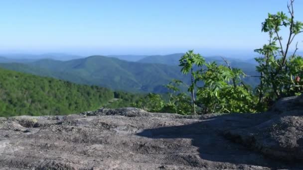 Pan Right Mountain Vista Para Blaze Pintado Rocha — Vídeo de Stock