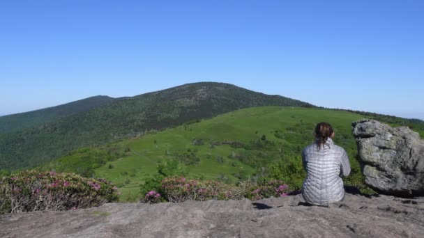 Diapositive Laissée Derrière Femme Assise Sur Jane Bald Rocks Pendant — Video