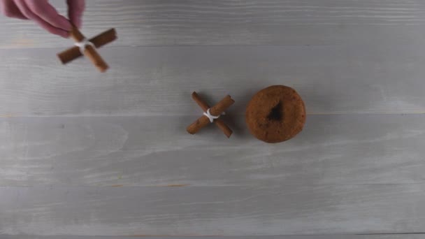 Donuts Kaneelstokje Tic Tac Toe Van Boven — Stockvideo