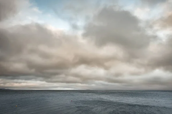 Chmury blask powyżej portu wzdłuż Oceanu Atlantyckiego — Zdjęcie stockowe