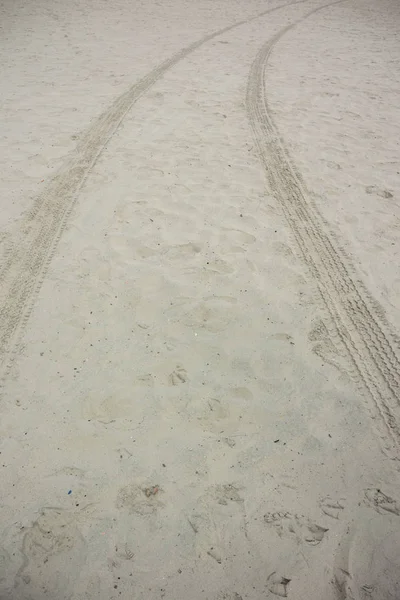 Reifenspuren im Sand senkrecht — Stockfoto