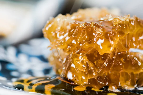 Fili di miele muti aggrappati al pettine — Foto Stock