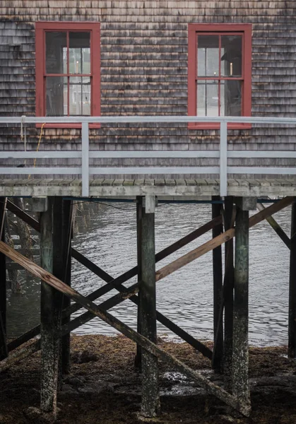 Stilts üzerinde kapalı Shack sallamak — Stok fotoğraf