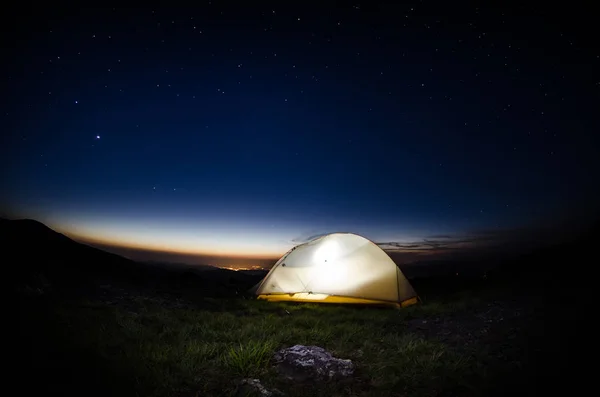 Tält som lyser mot marinen himmel — Stockfoto