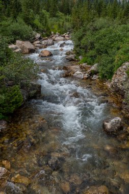 Art arda sıralı Creek genişler o aşağı akar olarak