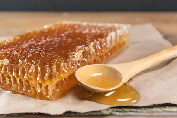 Miele fuoriuscite da cucchiaio di legno — Foto Stock