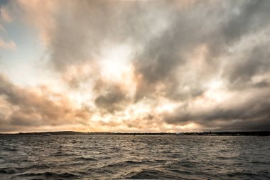 Bulutlar üzerinde liman kadar bilir