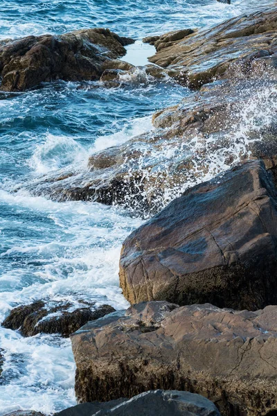 Surf Crashing sulla costa rocciosa del Maine — Foto Stock