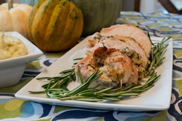 Pavo y rollos de cosas en la placa de la cena — Foto de Stock