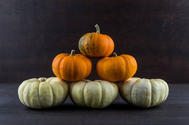Bebek Boo ve yığın halinde küçük Pumpkins Jack olmak