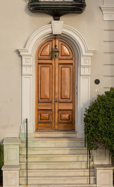 Overkoepelende houten deur op oude huis — Stockfoto