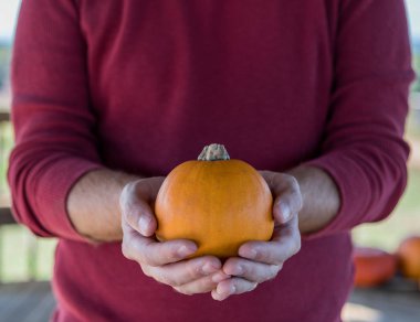Adam küçük kabak tutar