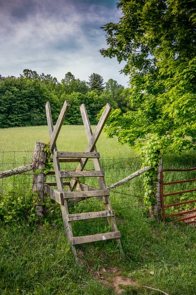 Stile oltre un recinto lungo il Sentiero degli Appalachi — Foto Stock