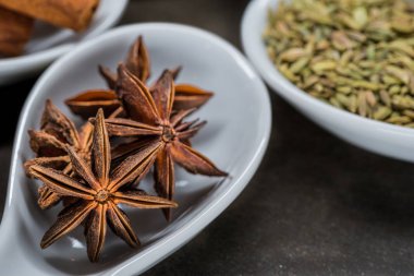 Yıldız anason beyaz kaşık içinde