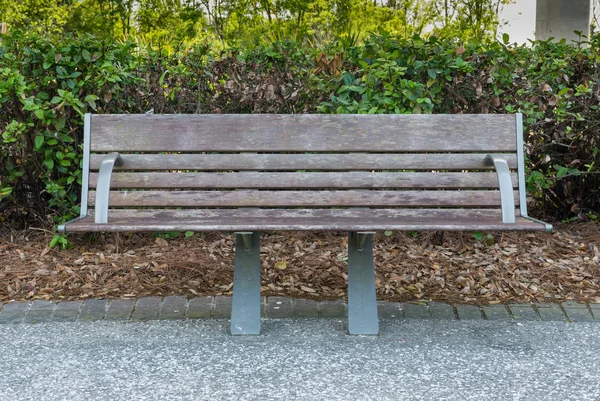 Modern Park Bench Sits Empty — Stock Photo, Image
