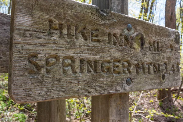 Springer góry odległość znak — Zdjęcie stockowe