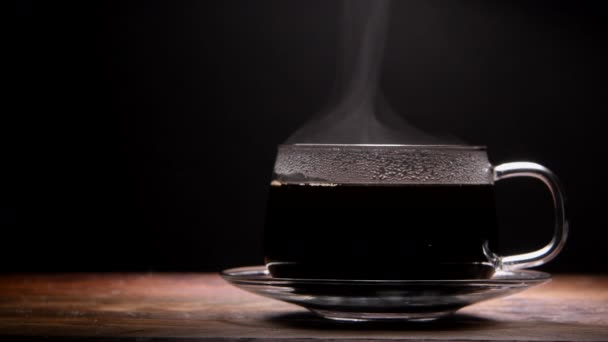 玻璃杯中的热咖啡蒸汽从右边升起 — 图库视频影像