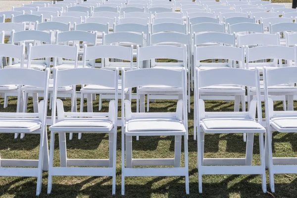 Weiße Stühle für die Hochzeit aufgestellt — Stockfoto