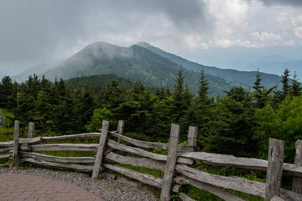 Podzielona ogrodzeniem i mglisty Mt Craig — Zdjęcie stockowe