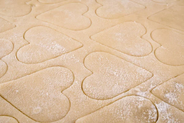 クローズ アップ小麦粉まぶしたハート型のクッキー — ストック写真
