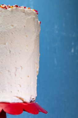 Uzun boylu kek ve mavi arka plan kenar